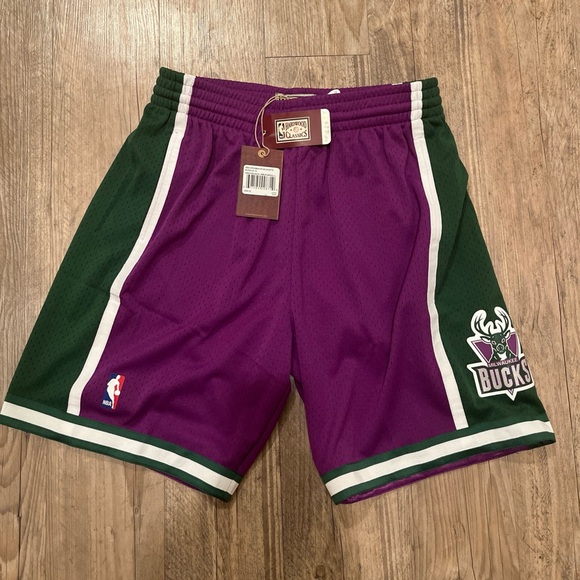 NWT Mitchell & Ness Milwaukee Bucks Swingman Road Shorts Size L - Picture 1 of 6